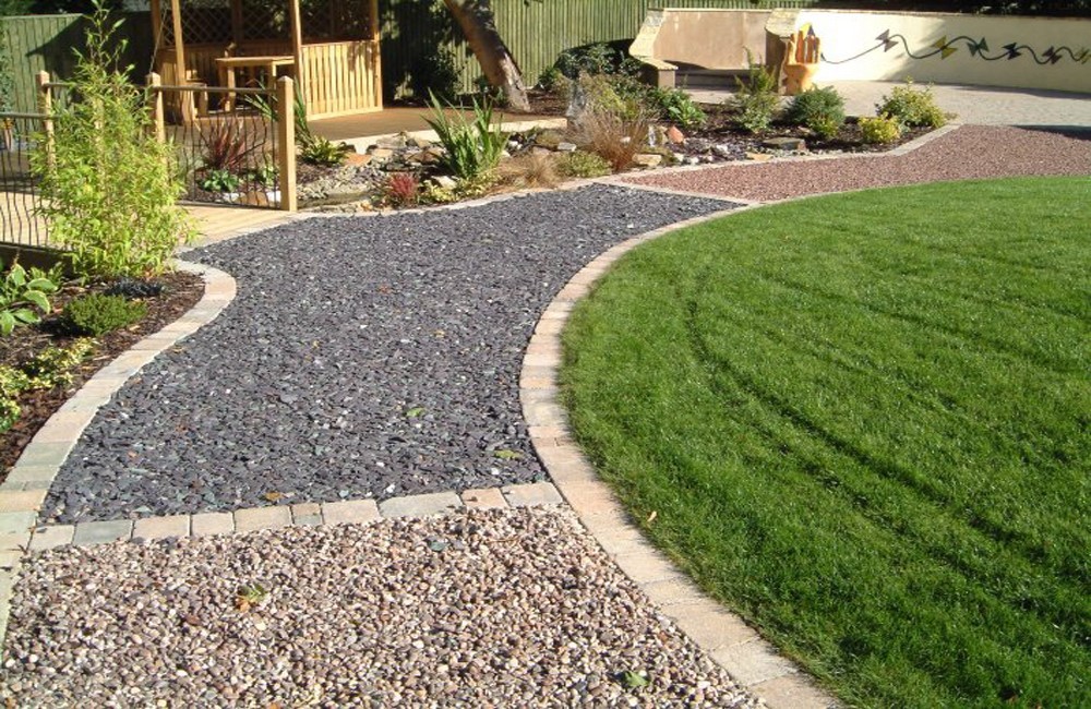 Дорожки из гравия, плитки или бетона: что лучше?