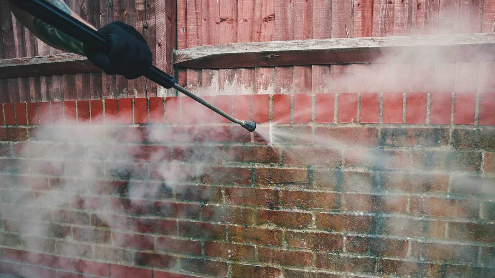 Чистый фасад без проблем: обзор эффективных методов мойки для частного дома