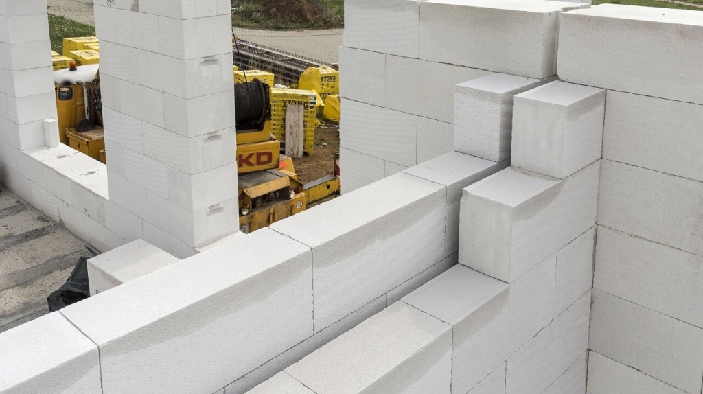 Строительство дома на сыром участке: как выбрать материал для стен Строительство дома на сыром участке: как выбрать материал для стен